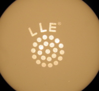 LLE logo zichtbaar op de top van de lamp