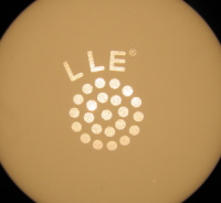 LLE logo zichtbaar op de top van de lamp