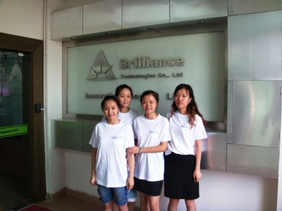 Chinese medewerkers van Brilliance Technologies met de OliNo shirts