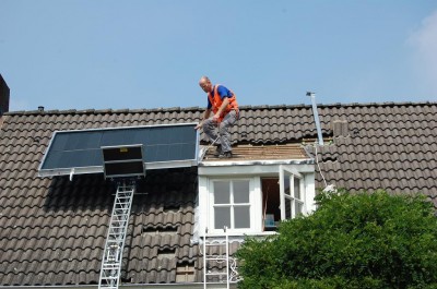 De zonnecollector is door ResourceSolar mooi geintegreerd met het dak van de dakkapel