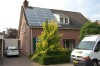 De zonnecollector en de 20 Sharp panelen zitten op het dak….. De Prius op het garagepad