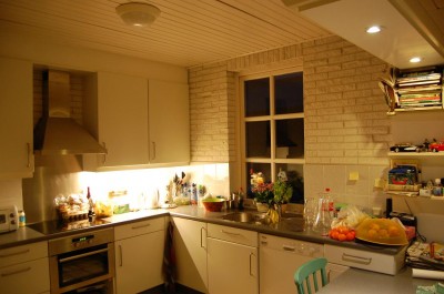 De keuken wordt nu verlicht door een T5 TL van 14 Watt, een 7 Watt Philips MasterLED om de krant te lezen en een 7 Watt CFLi downlighter voor het gespreide licht, samen 28 Watt.