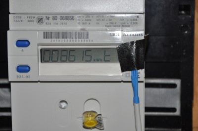 De sensor met tape verbonden over de LED van de energiemeter