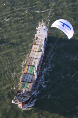 Een vrachtschip dat ter ondersteuning een kite gebruikt