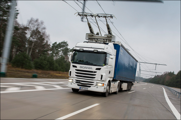 Om lange afstanden te overbruggen voor elektrische vrachtwagens, kan er gebruik worden gemaakt van bovenleidingen, net als bij trolleybussen.