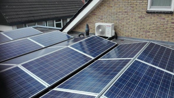 Op stevig plat dak, zonder veel schaduw, zijn zonnepanelen zeer geschikt. De betere installateurs plaatsen ook oost west opstellingen zodat er meer productie per M2 dakruimte  mogelijk is.