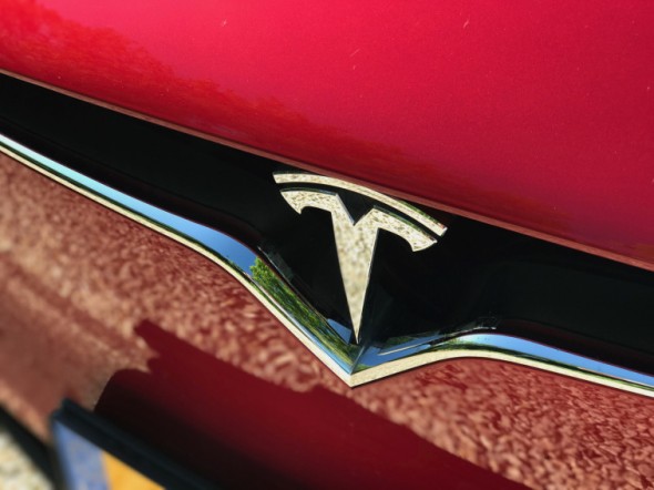 Tesla herkenningsteken op de auto
