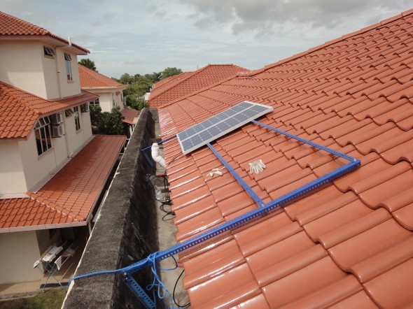 Soms heb je te weinig spaargeld om het dak vol te leggen met zonnepanelen, dan kan een lening een uitkomst bieden.
